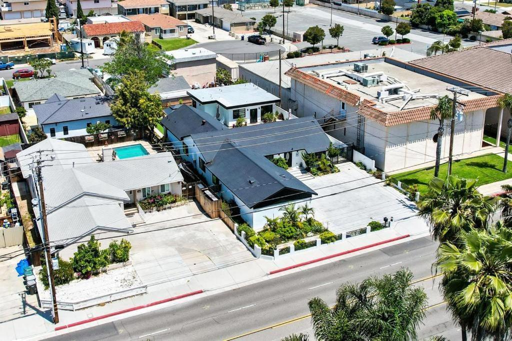 Luxury 4 Bedroom *